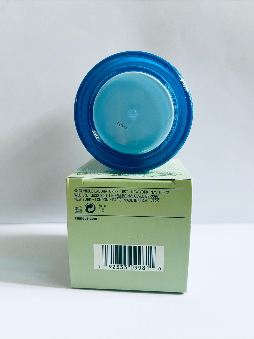 Clinique Turnaround Overnight Revitalizing Moisturizer Cream 1.7 Oz /50ml - Picture 4 of 4